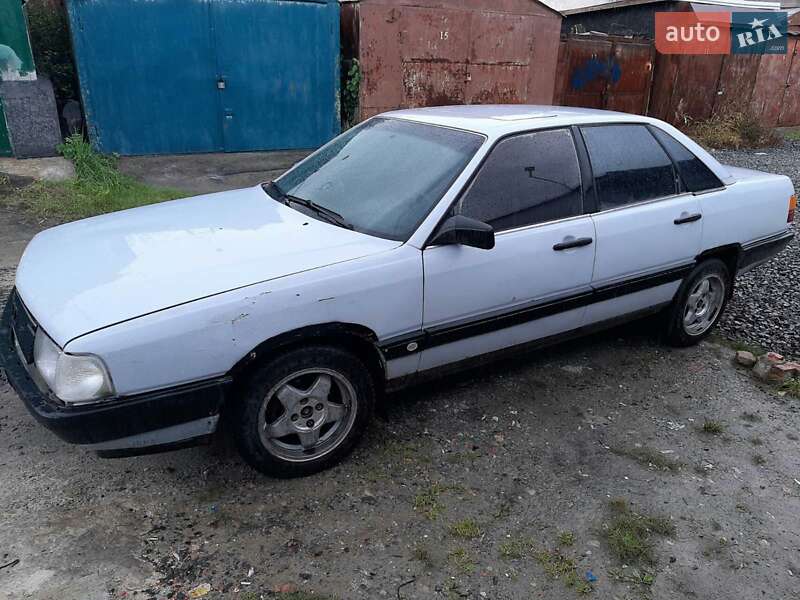 Седан Audi 100 1984 в Хусті