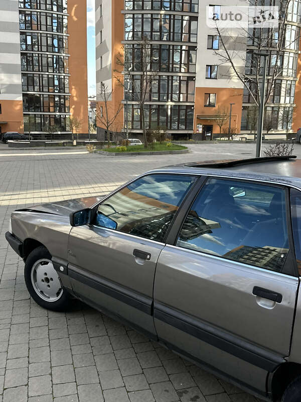 Седан Audi 100 1988 в Ивано-Франковске