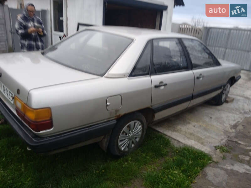 Седан Audi 100 1987 в Ставище
