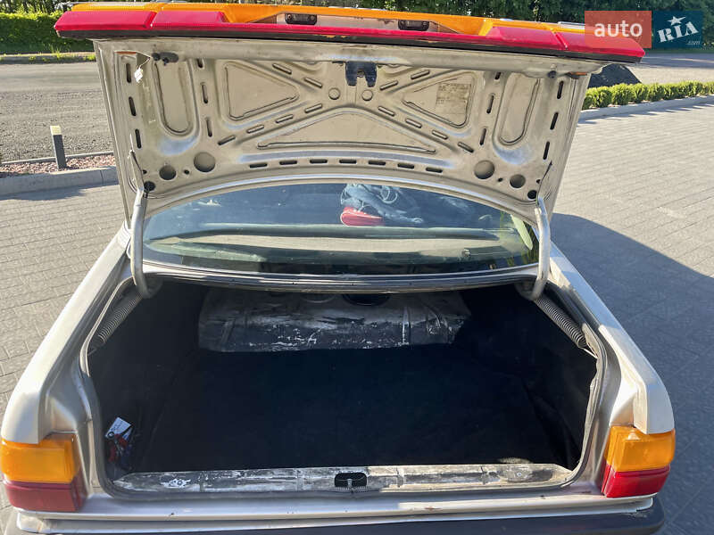 Седан Audi 100 1988 в Луцьку