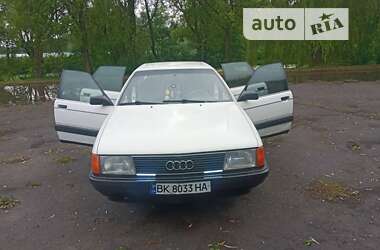 Седан Audi 100 1989 в Млиніві