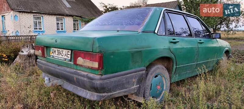 Седан Audi 100 1982 в Пулинах