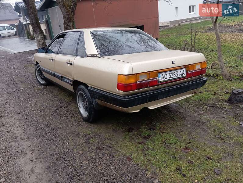 Седан Audi 100 1983 в Тячеві