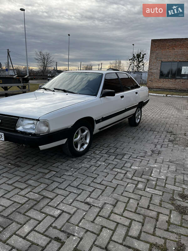 Седан Audi 100 1988 в Любомле