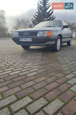 Седан Audi 100 1989 в Млиніві