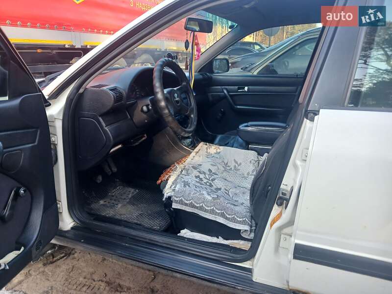 Седан Audi 100 1993 в Обухове