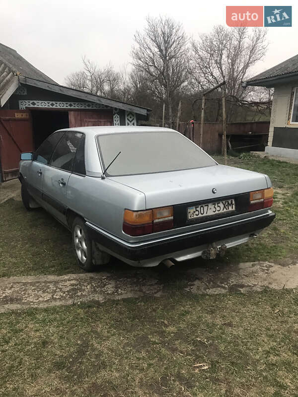 Седан Audi 100 1983 в Кельменцах