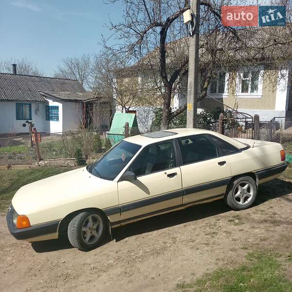 Седан Audi 100 1983 в Новой Ушице