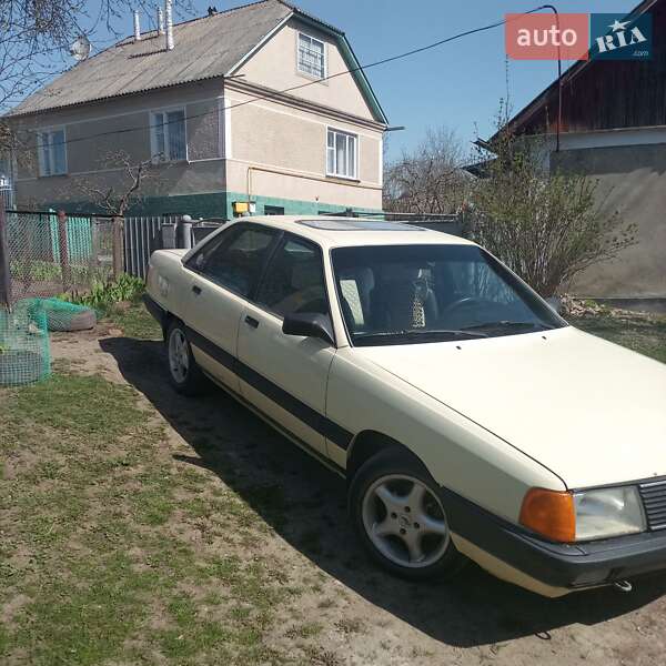 Седан Audi 100 1983 в Новой Ушице
