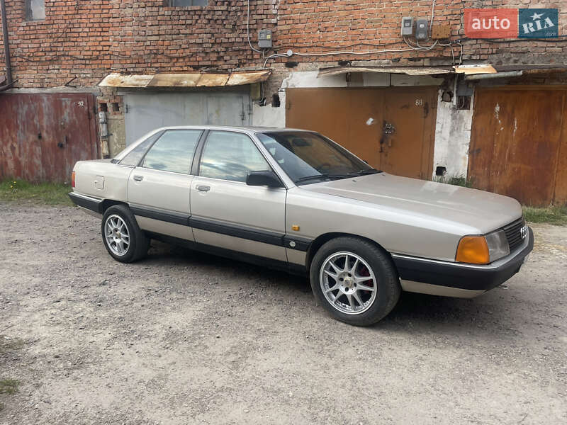 Седан Audi 100 1989 в Ровно