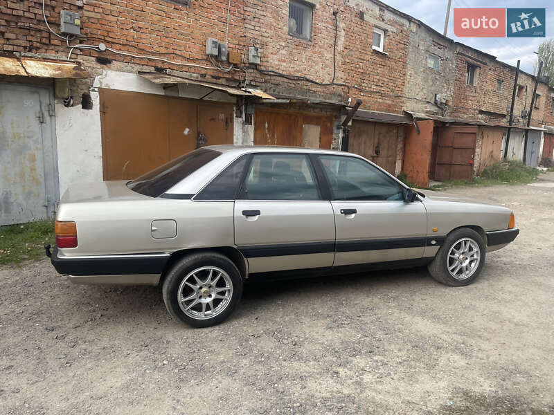 Седан Audi 100 1989 в Ровно
