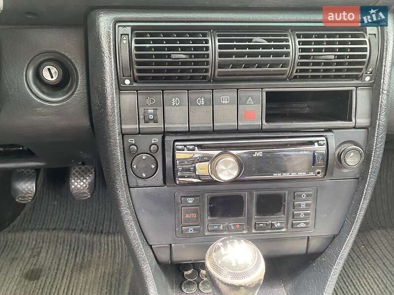 Седан Audi 100 1993 в Великому Березному