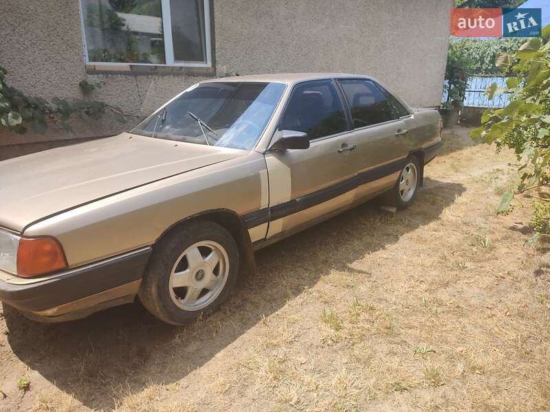 Седан Audi 100 1983 в Великом Березном