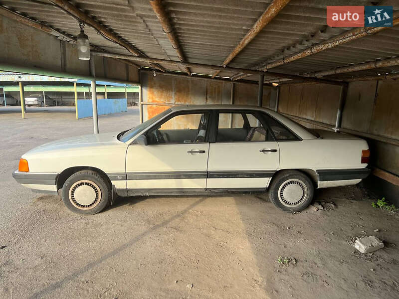 Седан Audi 100 1985 в Каменском