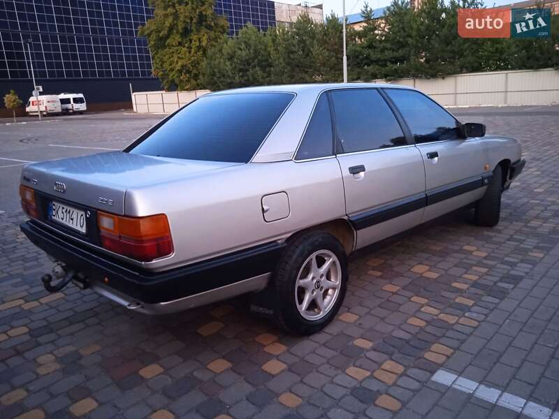 Седан Audi 100 1988 в Луцке