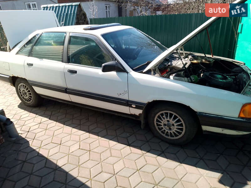 Седан Audi 100 1988 в Костополе