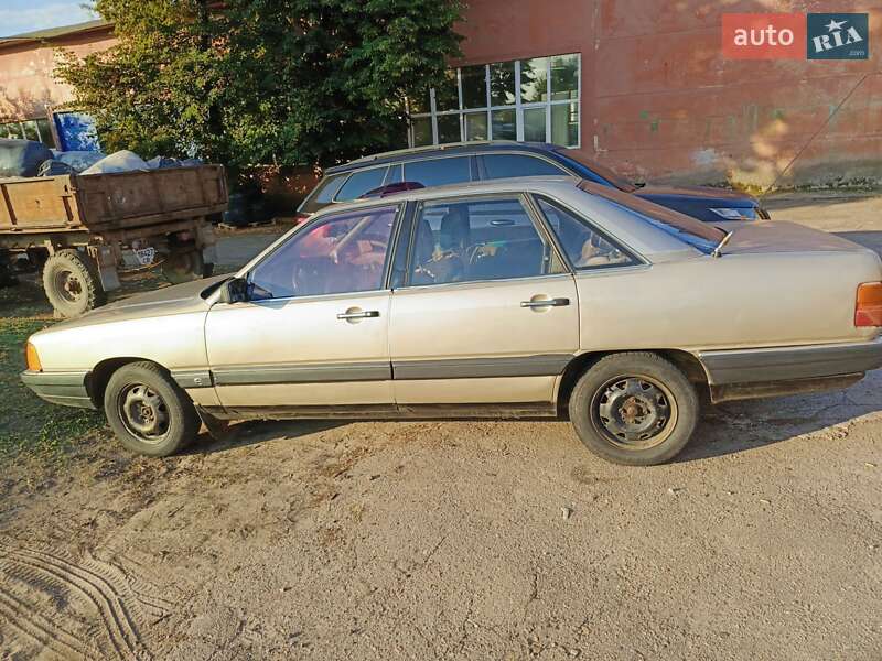 Седан Audi 100 1985 в Чернигове