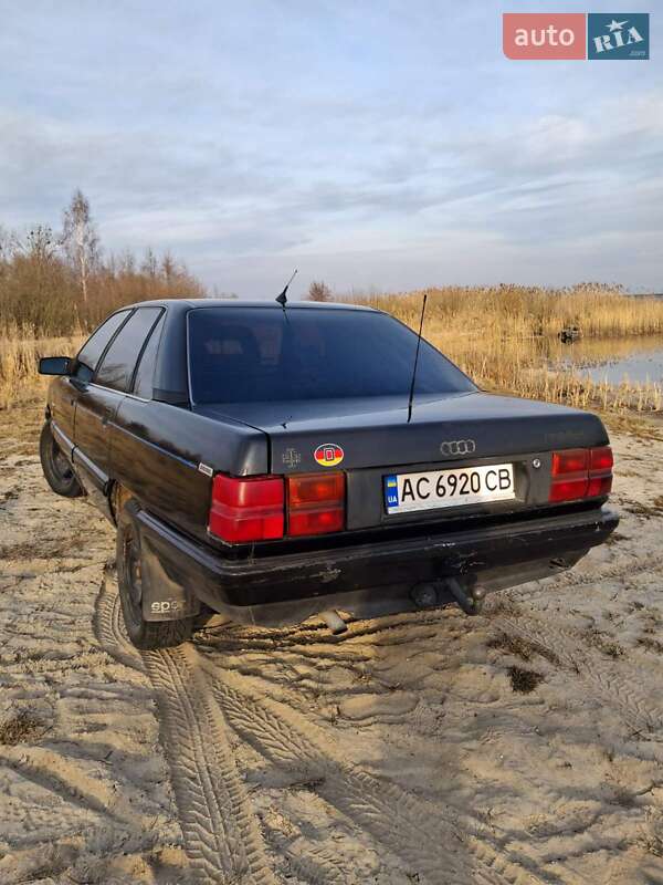 Седан Audi 100 1988 в Шацке