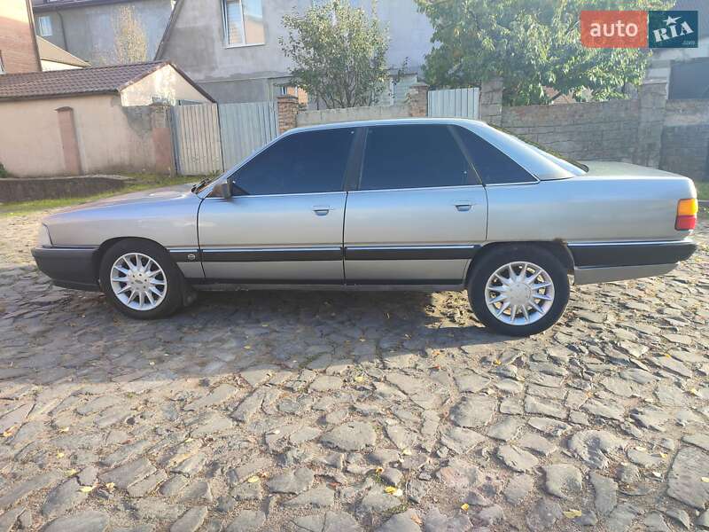 Седан Audi 100 1984 в Луцке