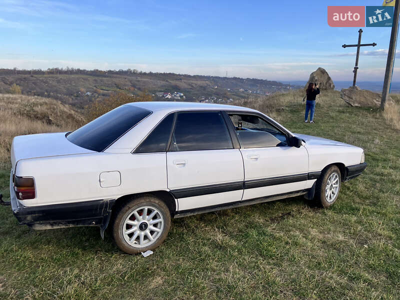 Седан Audi 100 1990 в Чернівцях