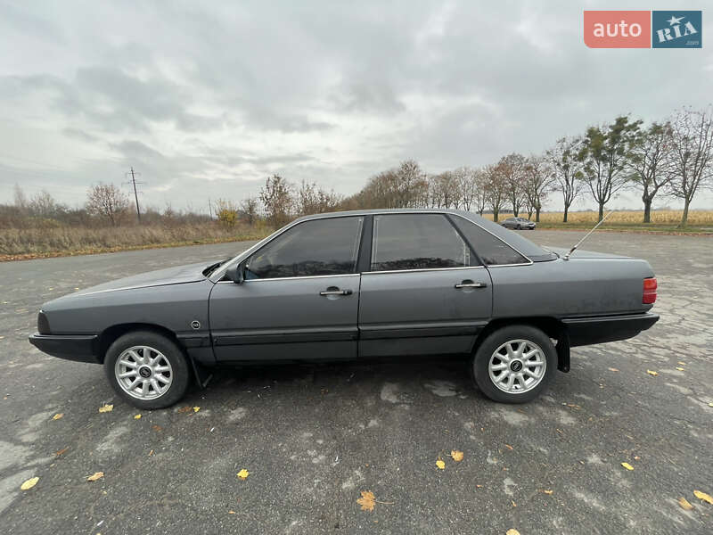 Седан Audi 100 1983 в Володимирі