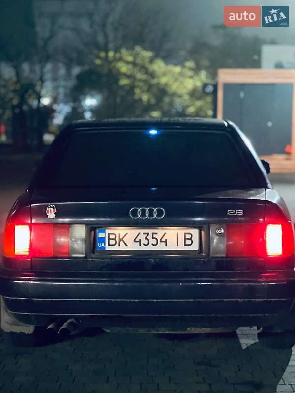 Седан Audi 100 1992 в Вараші