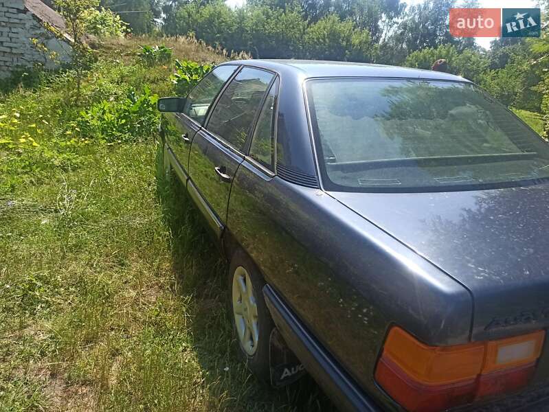 Седан Audi 100 1988 в Шумске