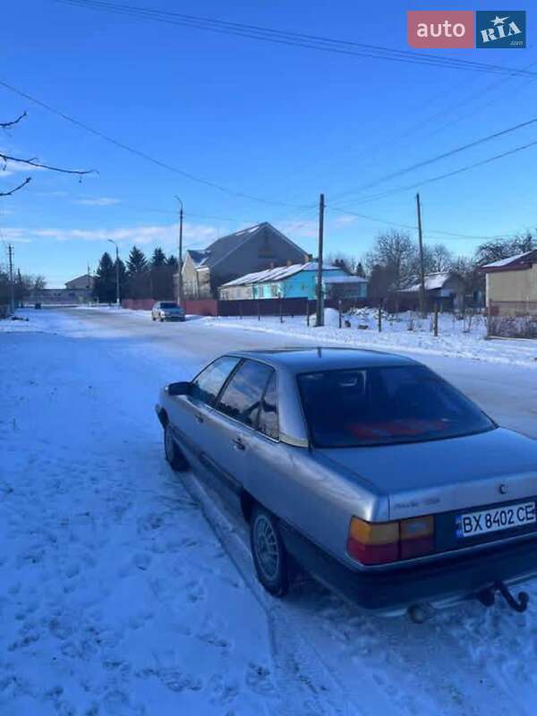 Седан Audi 100 1983 в Волочиске