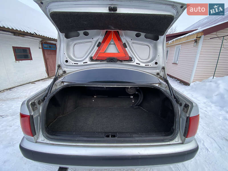 Седан Audi 100 1993 в Березному