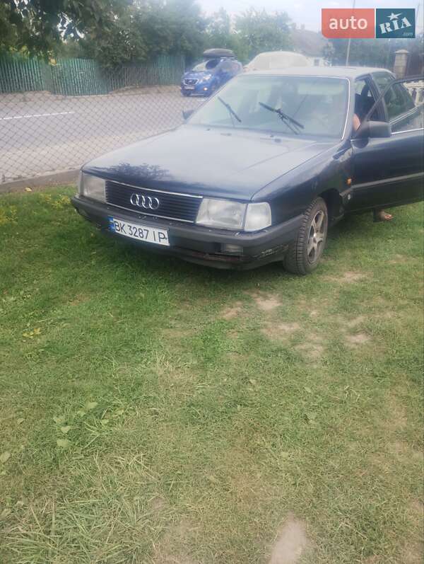 Седан Audi 100 1990 в Дубні