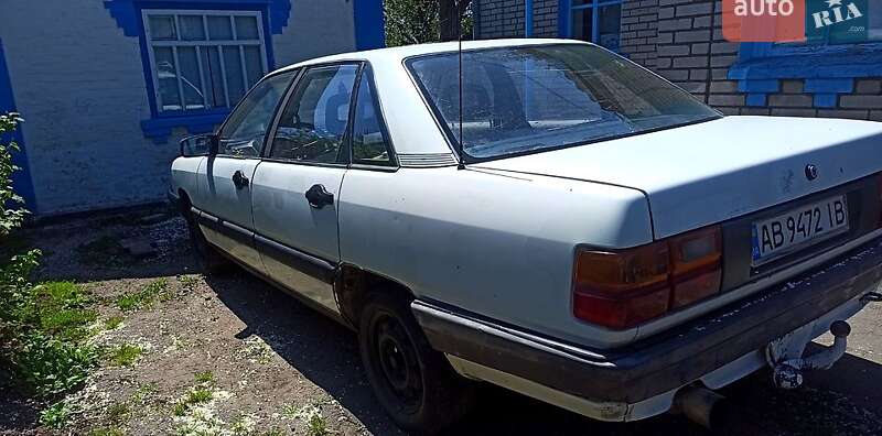 Седан Audi 100 1984 в Липовце