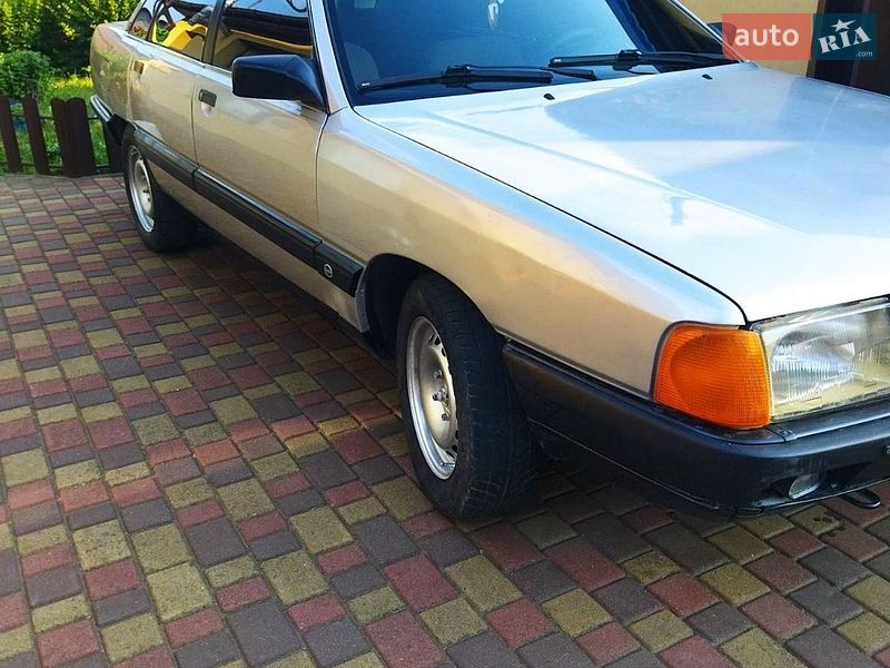 Седан Audi 100 1989 в Староконстантинове