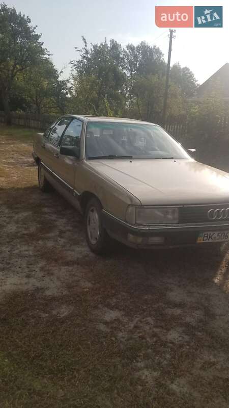Седан Audi 200 1984 в Маневичах