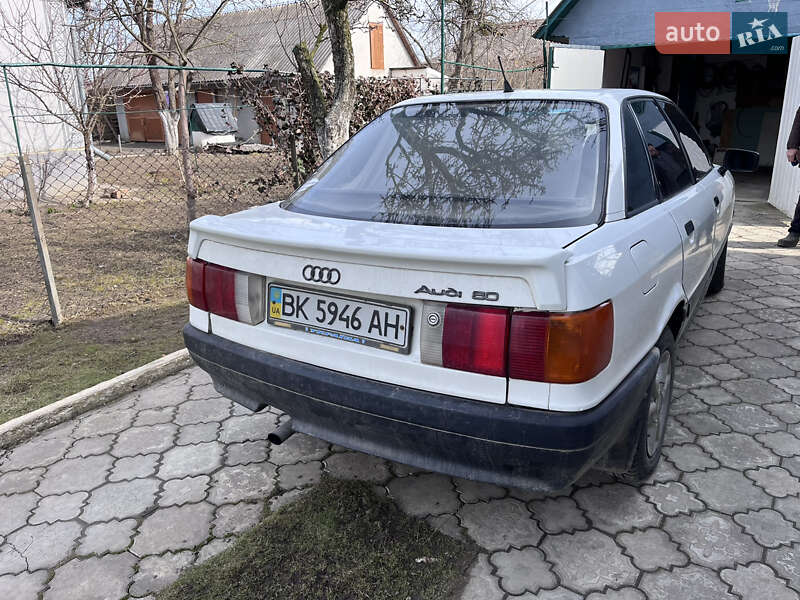 Седан Audi 80 1988 в Млиніві