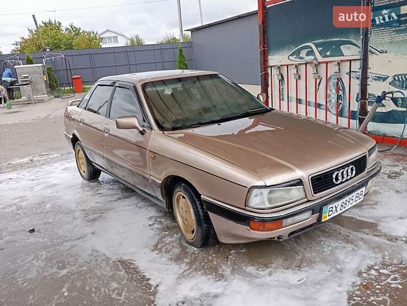 Седан Audi 90 1988 в  фото Седан Audi 90 1988 в