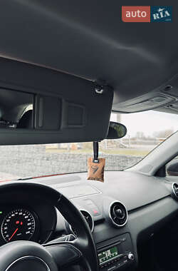 Хетчбек Audi A1 2012 в 
