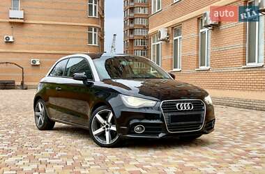 Хэтчбек Audi A1 2010 в 