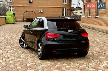 Хэтчбек Audi A1 2010 в 