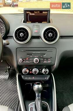 Хэтчбек Audi A1 2010 в 