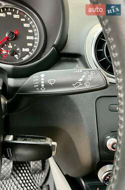 Хэтчбек Audi A1 2010 в 