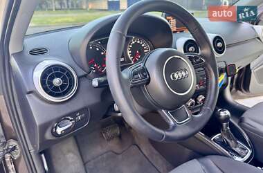 Хэтчбек Audi A1 2011 в 
