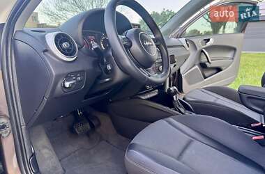 Хэтчбек Audi A1 2011 в 