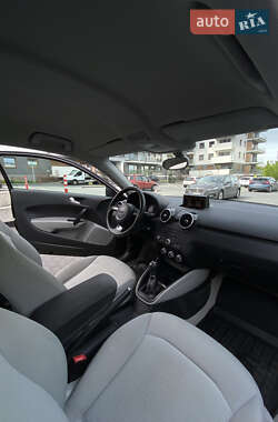 Хэтчбек Audi A1 2010 в 