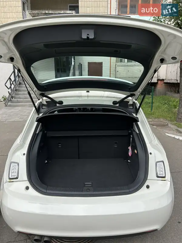 Хэтчбек Audi A1 2013 в 
