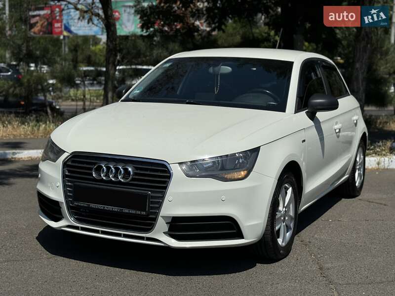 Хэтчбек Audi A1 2012 в 
