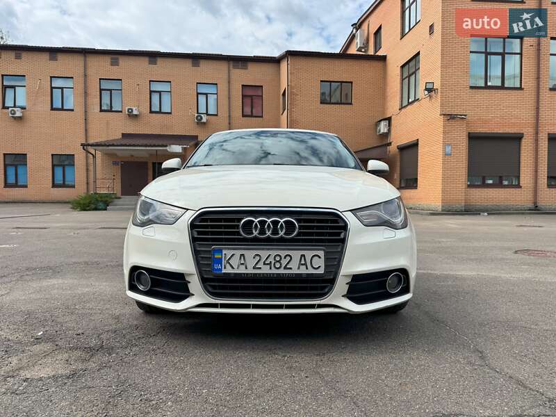 Хэтчбек Audi A1 2012 в 