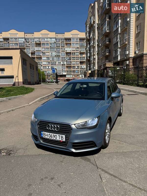 Хэтчбек Audi A1 2012 в 