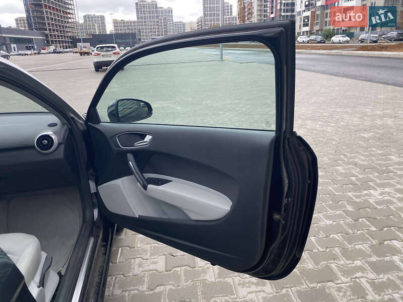 Хэтчбек Audi A1 2010 в Киеве