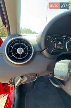 Хетчбек Audi A1 2015 в 