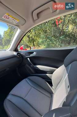 Хетчбек Audi A1 2015 в 